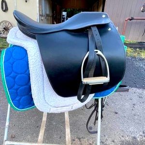 Saddle Sear saddle, pads and English bridle